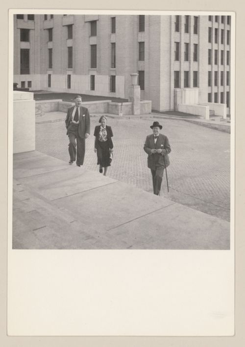 Portrait de trois personnes dont Ernest Cormier (à droite)