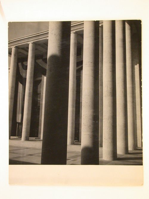 Palais des Arts Modernes. Le croisement de la colonnade