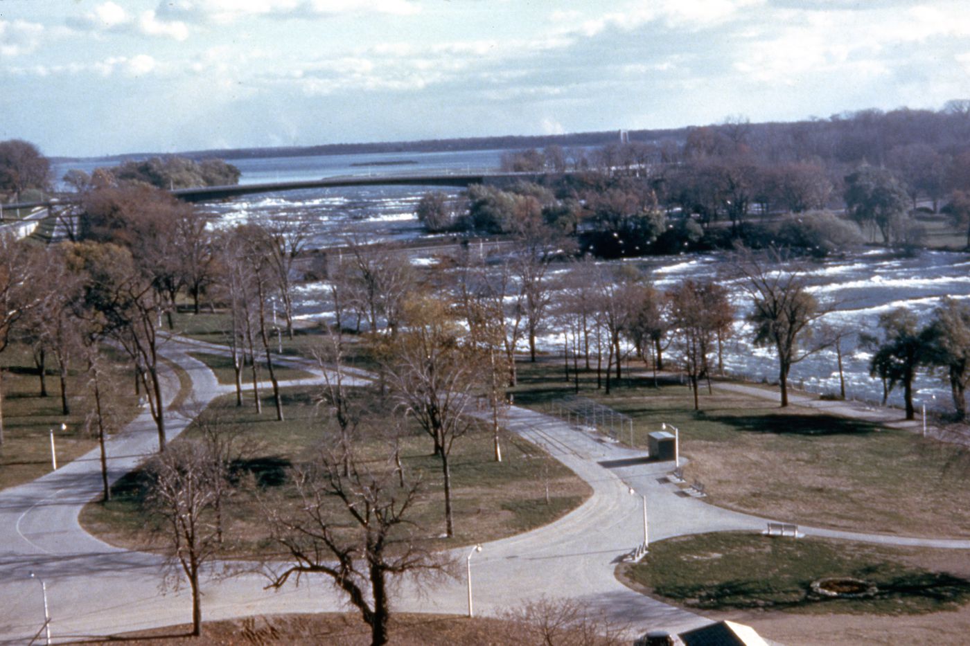 Slide of rapids for Olmsted: L'origine del parco urbano e del parco naturale contemporaneo