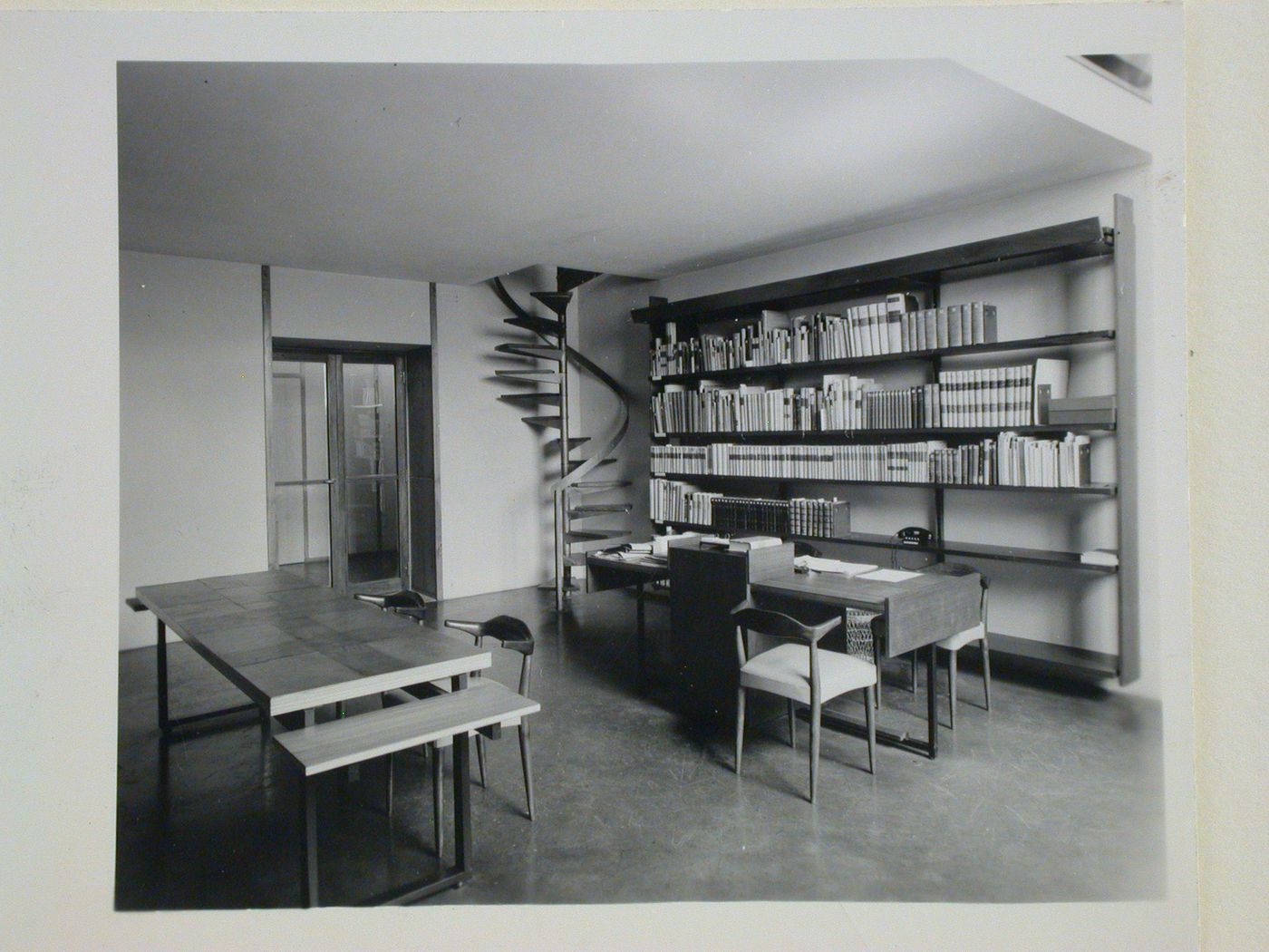 Interior view of the reading room showing tables, chairs, bookshelves and a staircase, Gabinetto disegni e stampe degli Uffizi, Galleria degli Uffizi, Florence, Italy