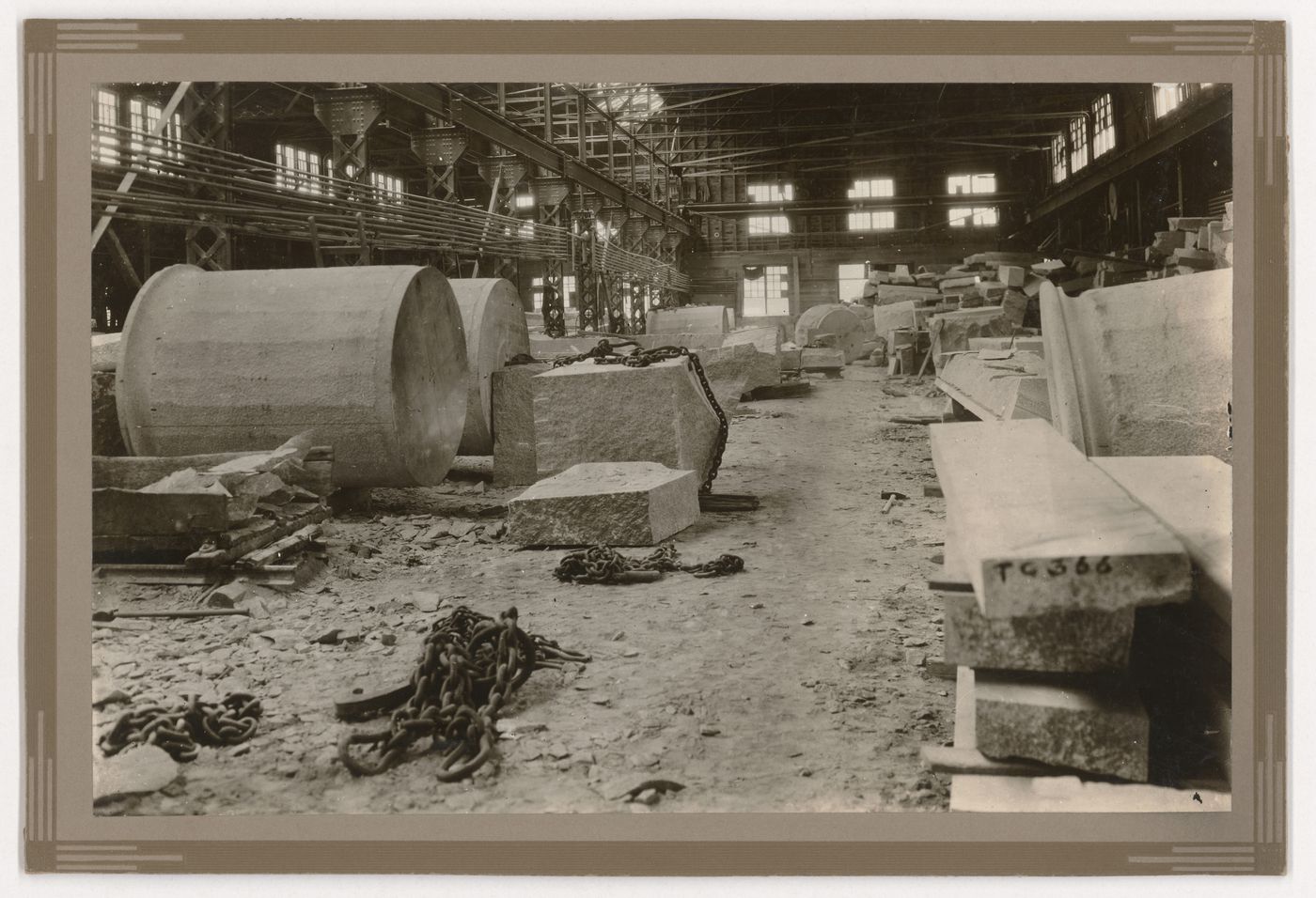 Vue de l'intérieur d'un atelier de la compagnie Stanstead Granite Quarries, Beebe, Québec, où l'on voit des tronçons de colonnes pour l'Annexe au Palais de Justice de Montréal