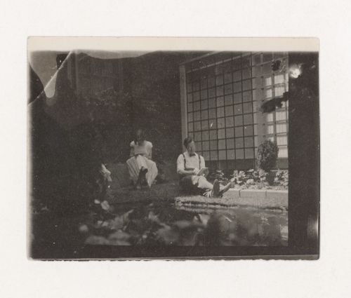 Ernest Cormier et une femme assis dans le jardin de l'atelier d'Ernest Cormier, Montréal, Québec