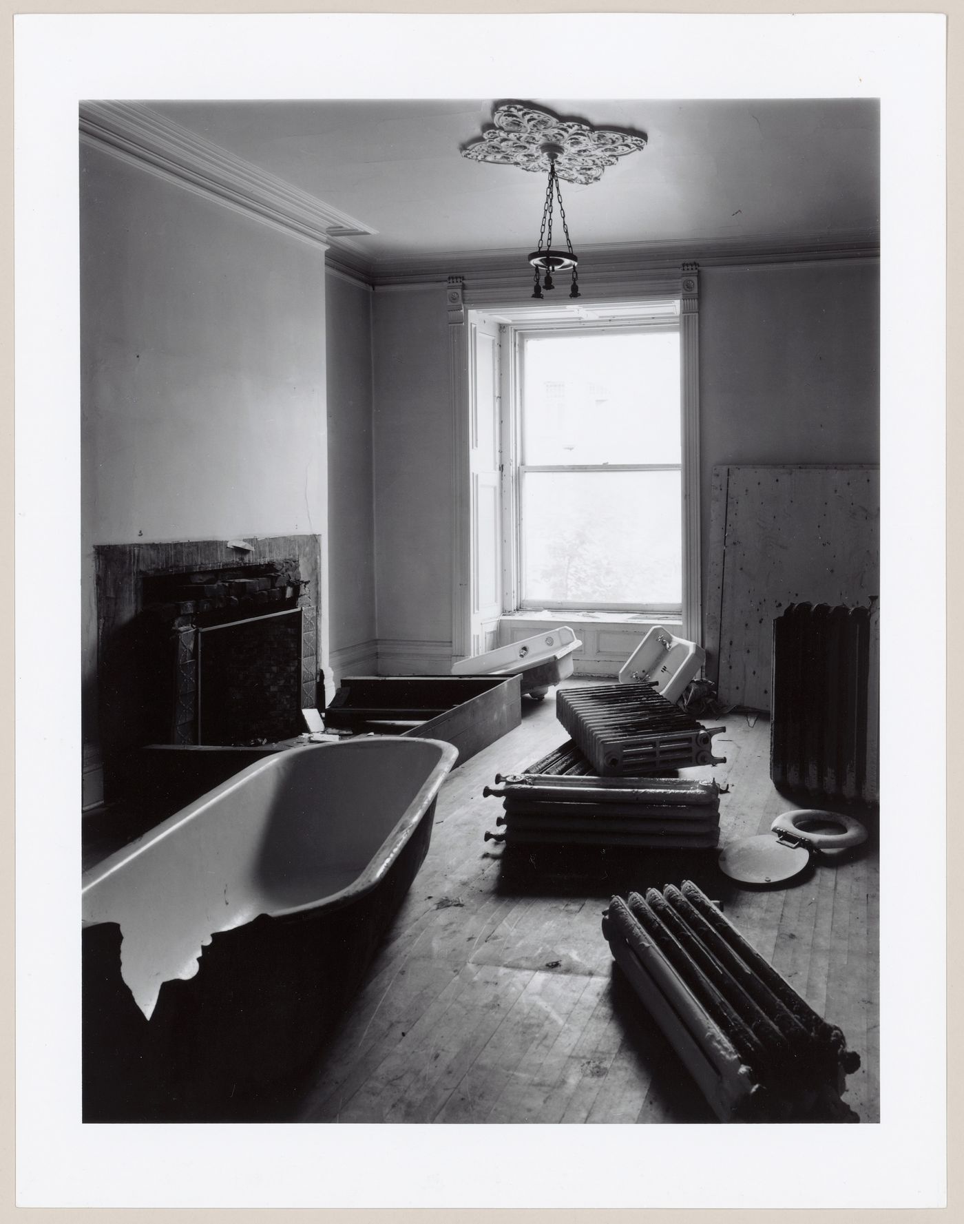 Interior view of a room used for the temporary storage of plumbing fixtures and radiators, 3500 rue Jeanne-Mance, Montréal, Québec