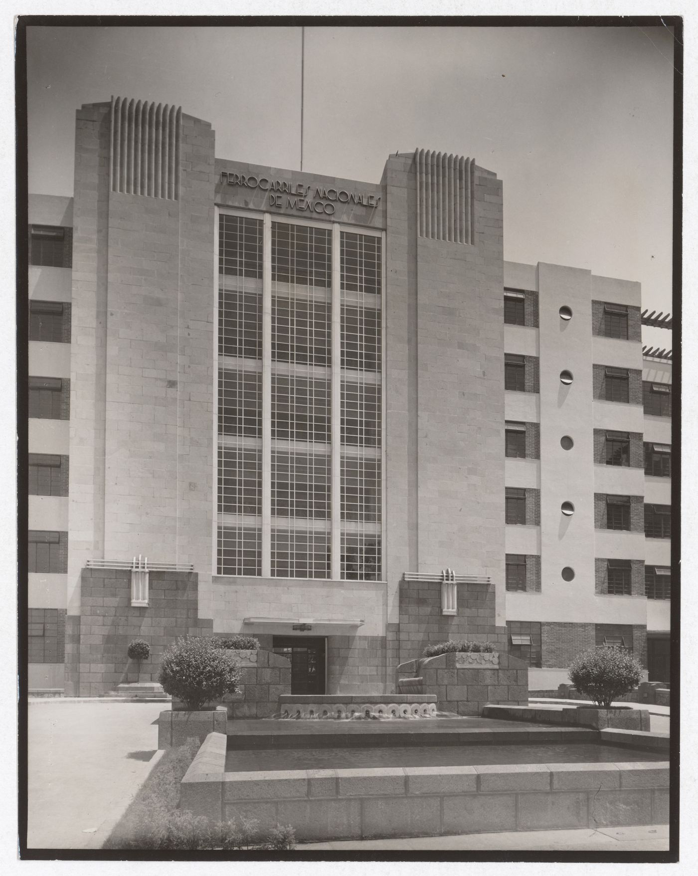 View of the central pavilion of the Hospital of Ferrocarriles Nacionalesde Mexico