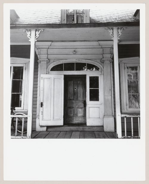 Entrée principale d'une maison,  près de L'Islet-sur-Mer, Québec