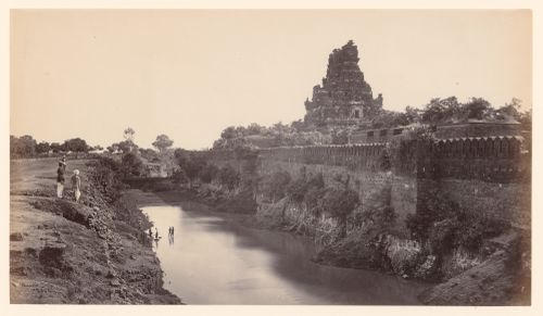 View of the outer gopura, rampart, and moat, Pirakatisvarar Tirukkoyil (also known as the Brihadisvara or Rajarajesvara Temple), Tanjore (now Thanjuvar), India