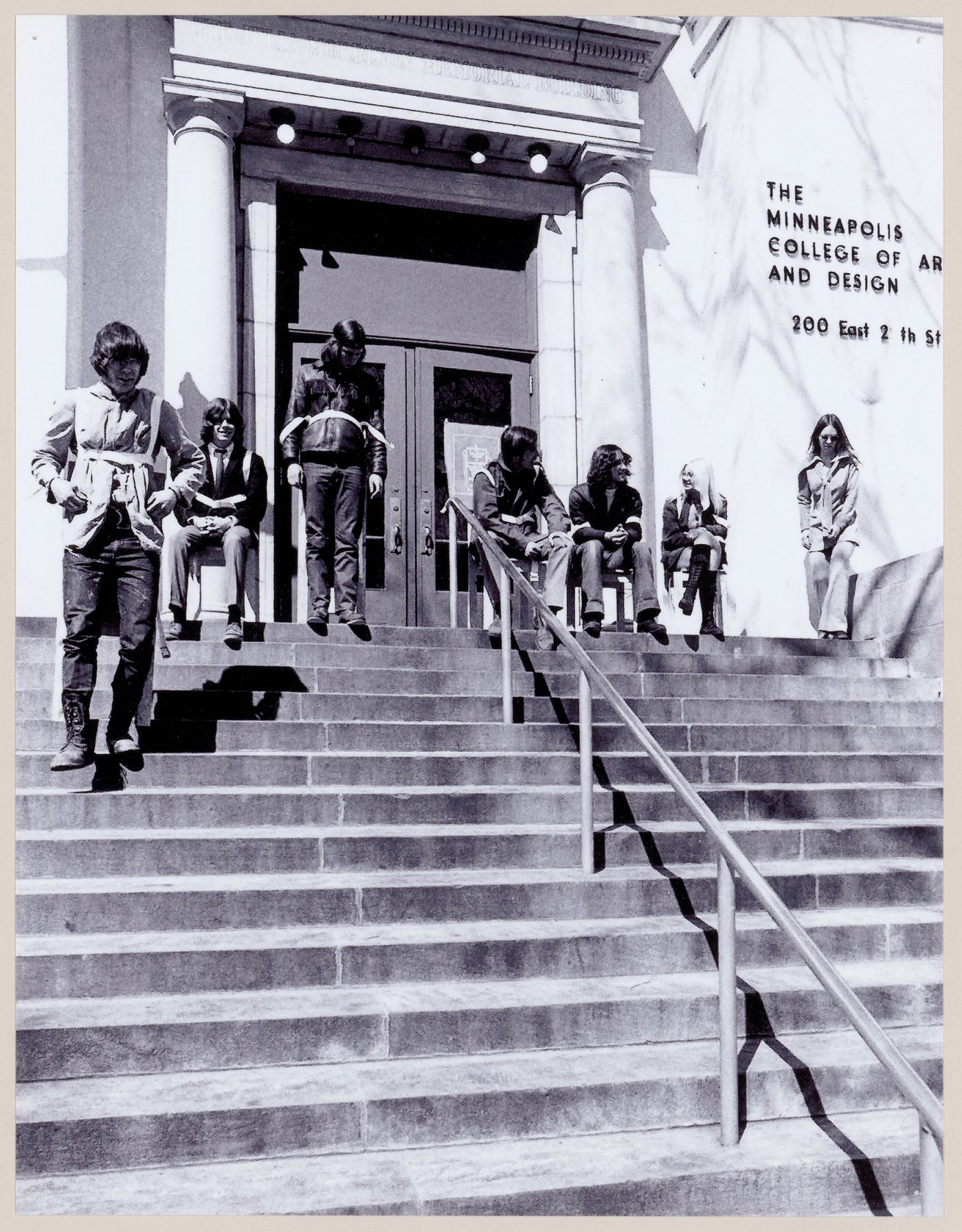 Photograph of students on steps for Vestirsi Di Siede
