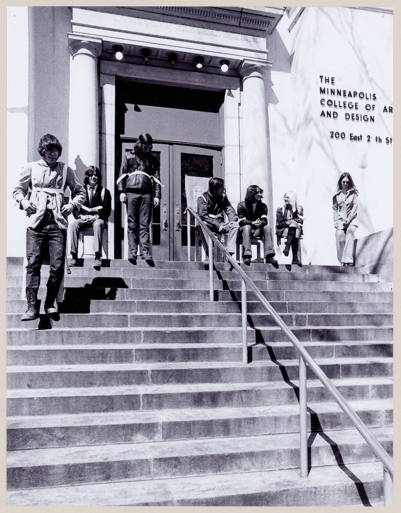 Photograph of students on steps for Vestirsi Di Siede