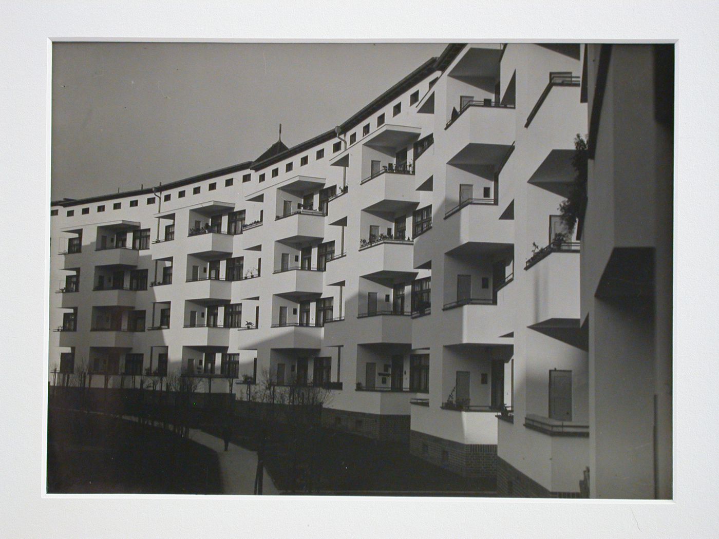 Exterior of Bruno Taut's cooperative housing block, Grell Strasse, from garden area, Berlin, Germany