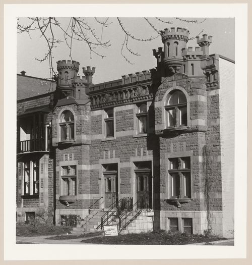 View of the principal façade of a semi-detached house, 423-425 Elm Avenue, Westmount, Québec