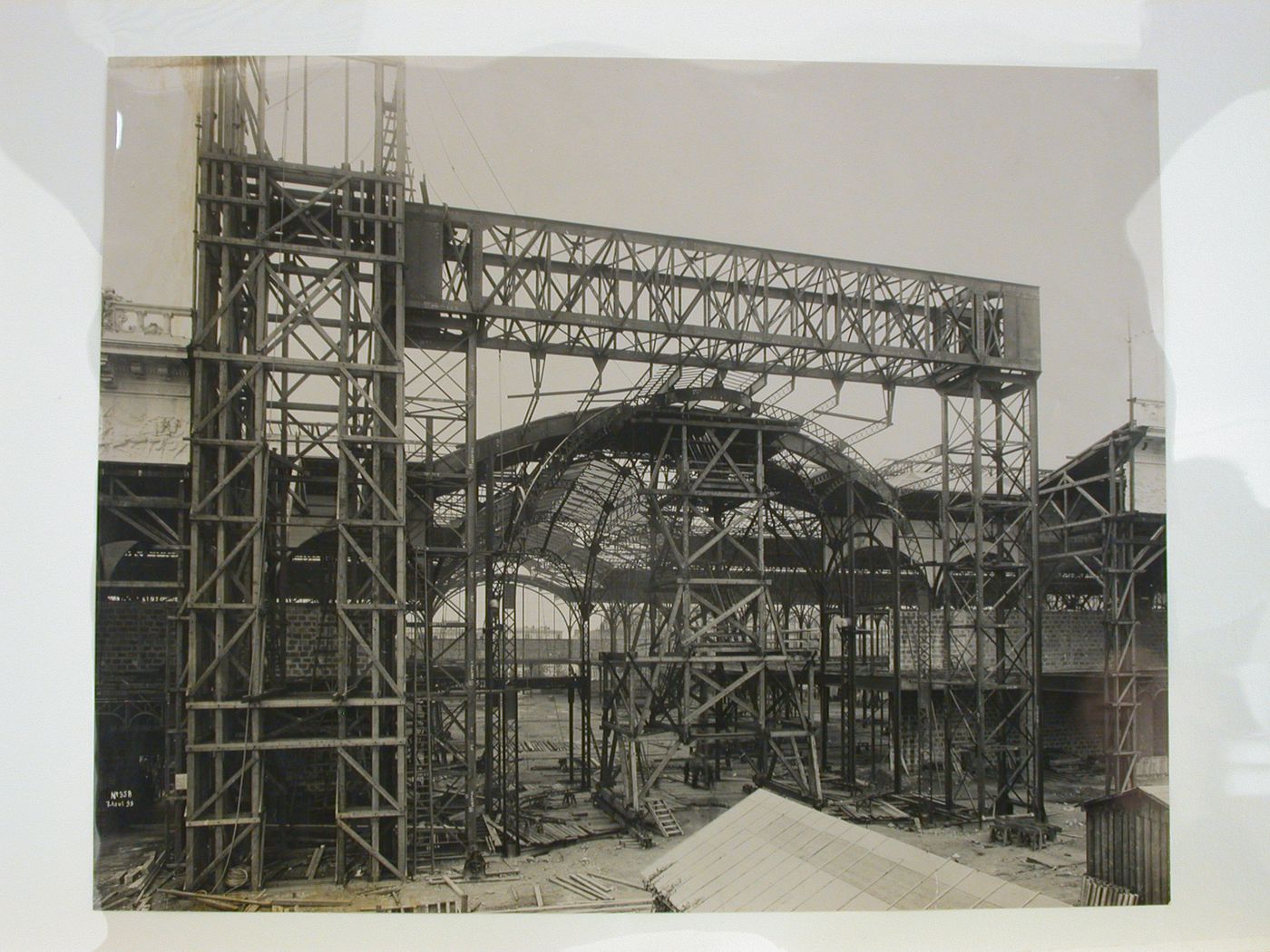Exposition universelle internationale du 1900 (Paris, France): Construction of large arched iron building, possibly the Palais du génie civil et des moyens de transport