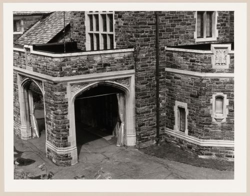 View of the port-cochère of a mansion, 65 Belvedere Place, Westmount, Québec