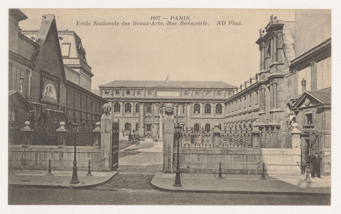 Carte postale de l'École nationale des beaux-arts de la rue Bonaparte, Paris, France