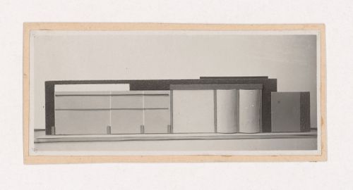 Photograph of a student model on the topic "Construction of Frontal Surface Based on Vertical, Horizontal and Inclined Combination of Two or More Rhythmical Rows" for the "Space" course at the Vkhutemas, Moscow