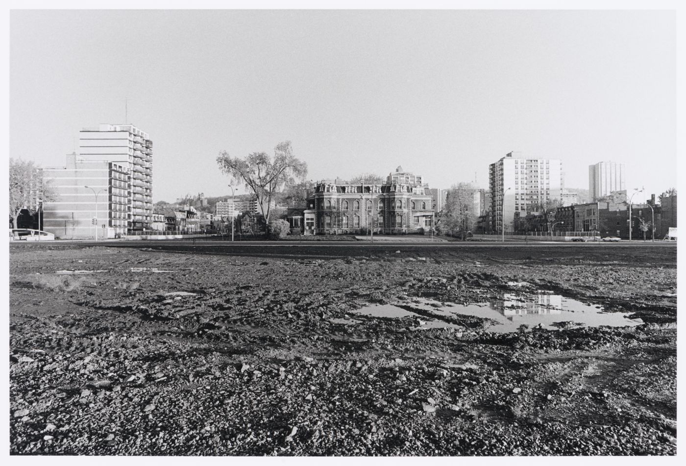 Distant view of Shaughnessy House from across boulevard Dorchester (now boulevard René-Lévesque), Montréal, Québec