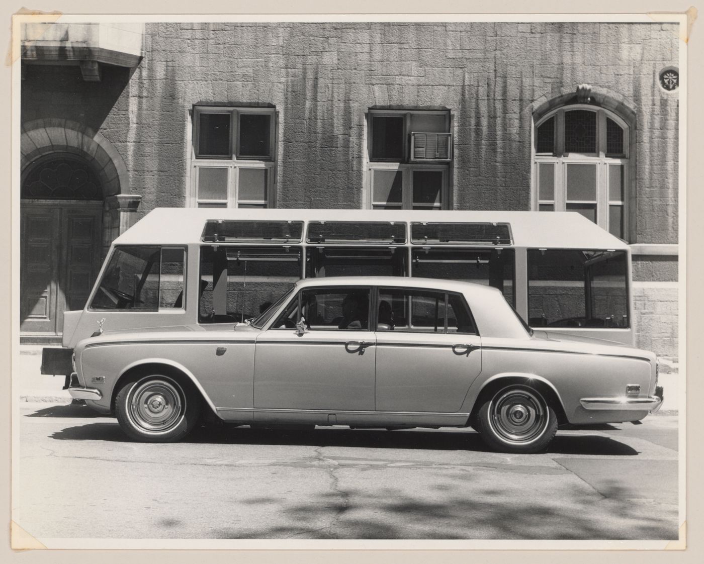 View of the Ginkelvan prototype next to a Rolls-Royce Silver Shadow