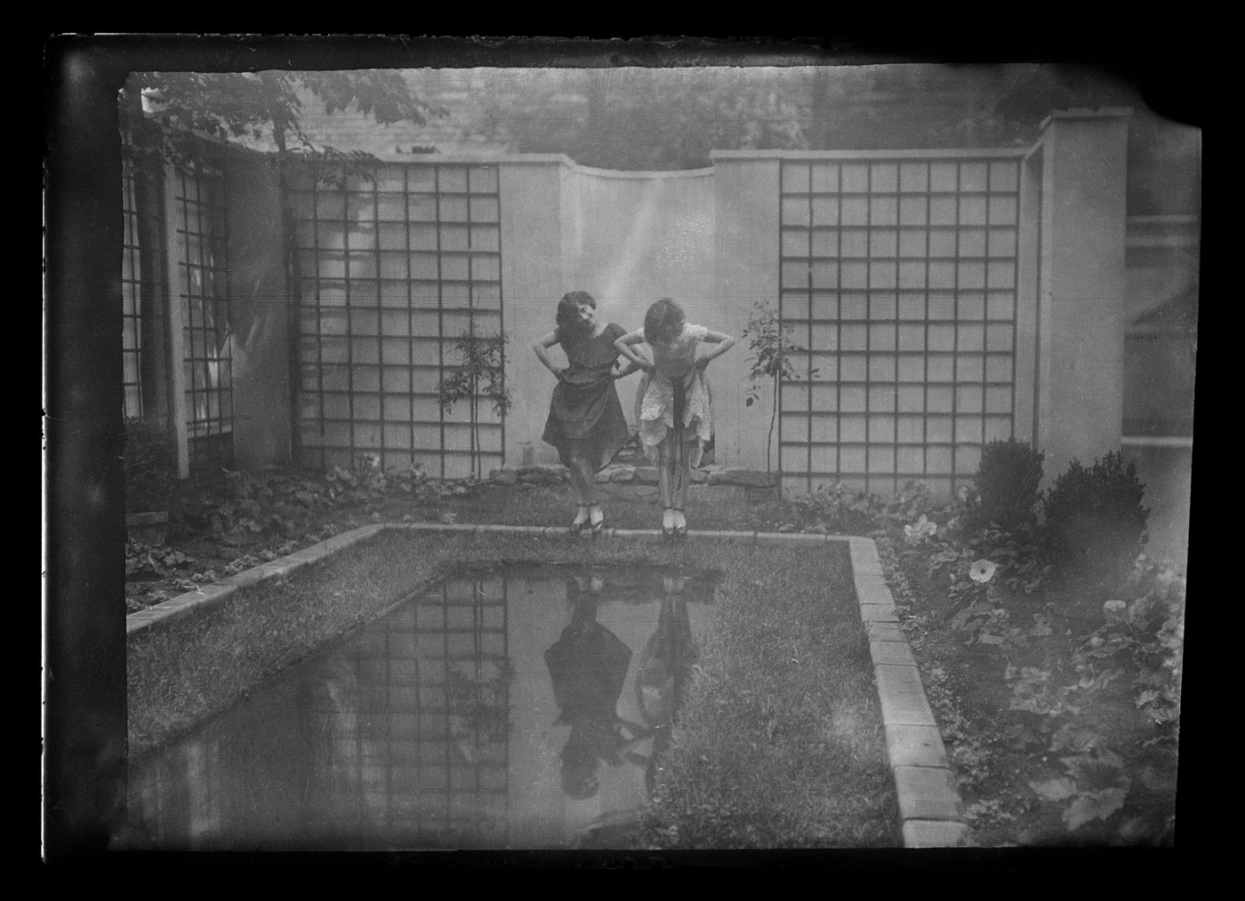 Portrait de Clorinthe et Cécile Perron posant dans le jardin du studio d'Ernest Cormier, Montréal