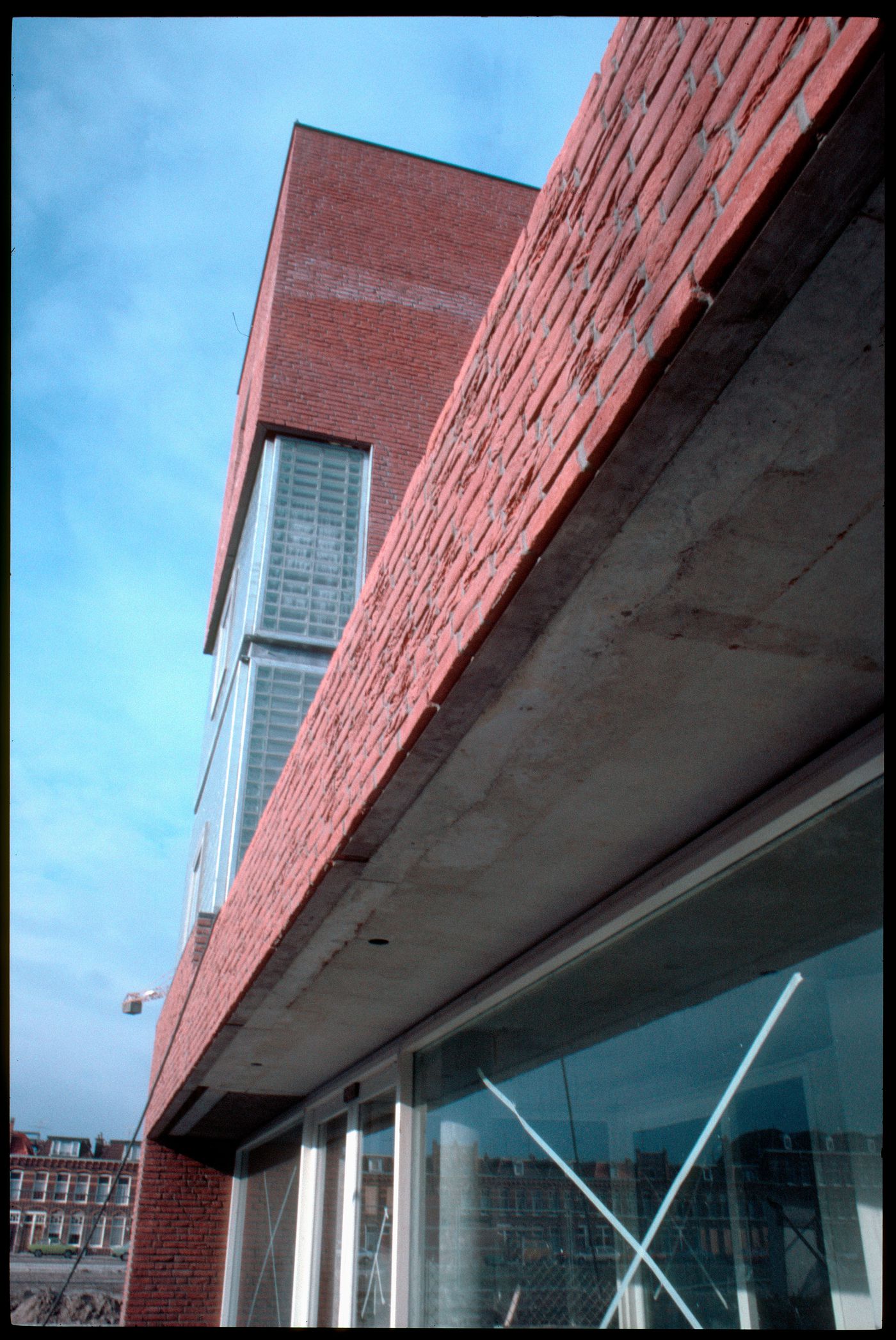 Exterior view of Duas habitações e duas lojas [Housing and shopping complex, Schilderswijk], The Hague, The Netherlands