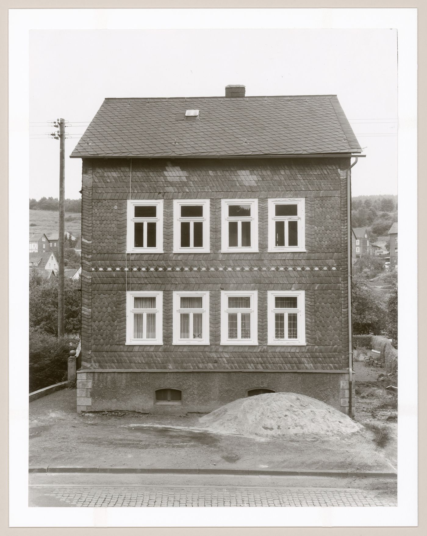 View of the principal façade of the framework house at 130 Eisernstraße, Eiserfeld, Germany