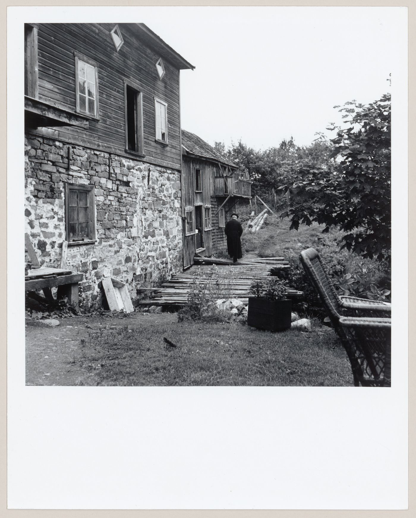 Félix-Antoine Savard marchant à côté de l'ancien moulin à eau de L'Isle-aux-Coudres, Charlevoix, Québec