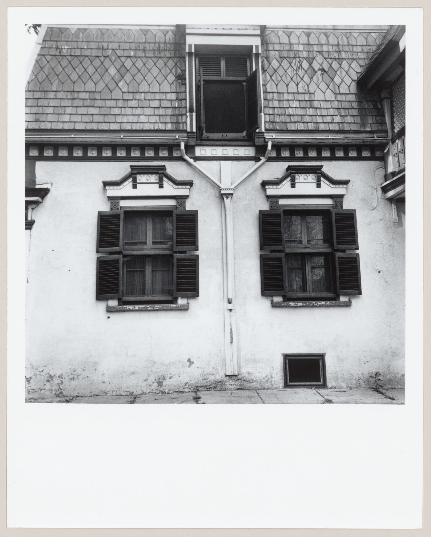 Vue partielle d'une maison sur la 2e Avenue (aujourd'hui rue Pierre-Boucher), Boucherville, Québec