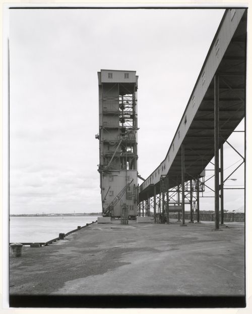 View of the Marine Tower of Grain Elevator No. 3 (now Phenix Flour Ltd.) showing a conveyor gallery, 3800 rue Notre-Dame Est, Port of Montréal, Québec