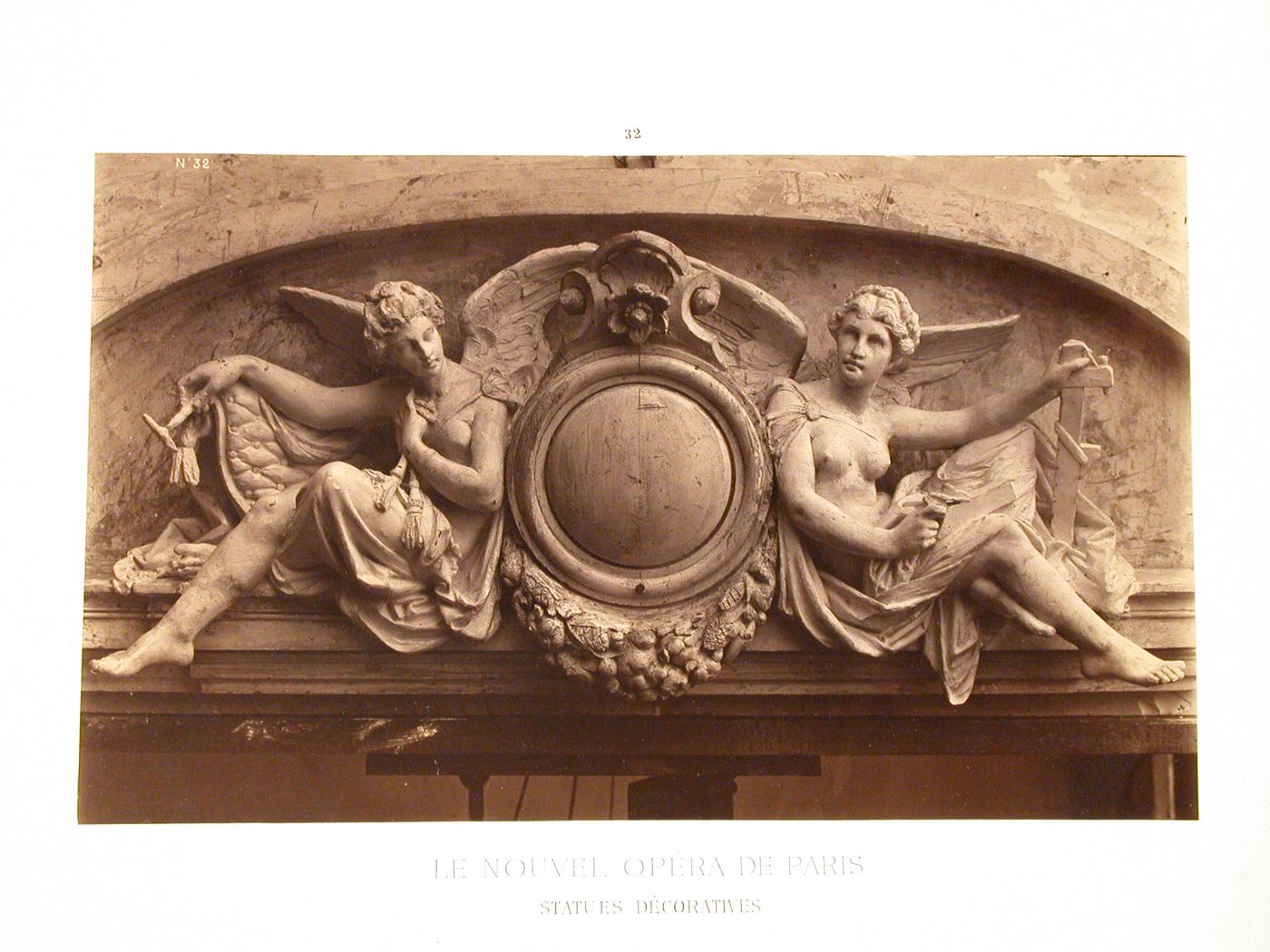 Dessus de portes de l'avant-foyer. Tapisserie et menuiserie [de] Vital-Dubray