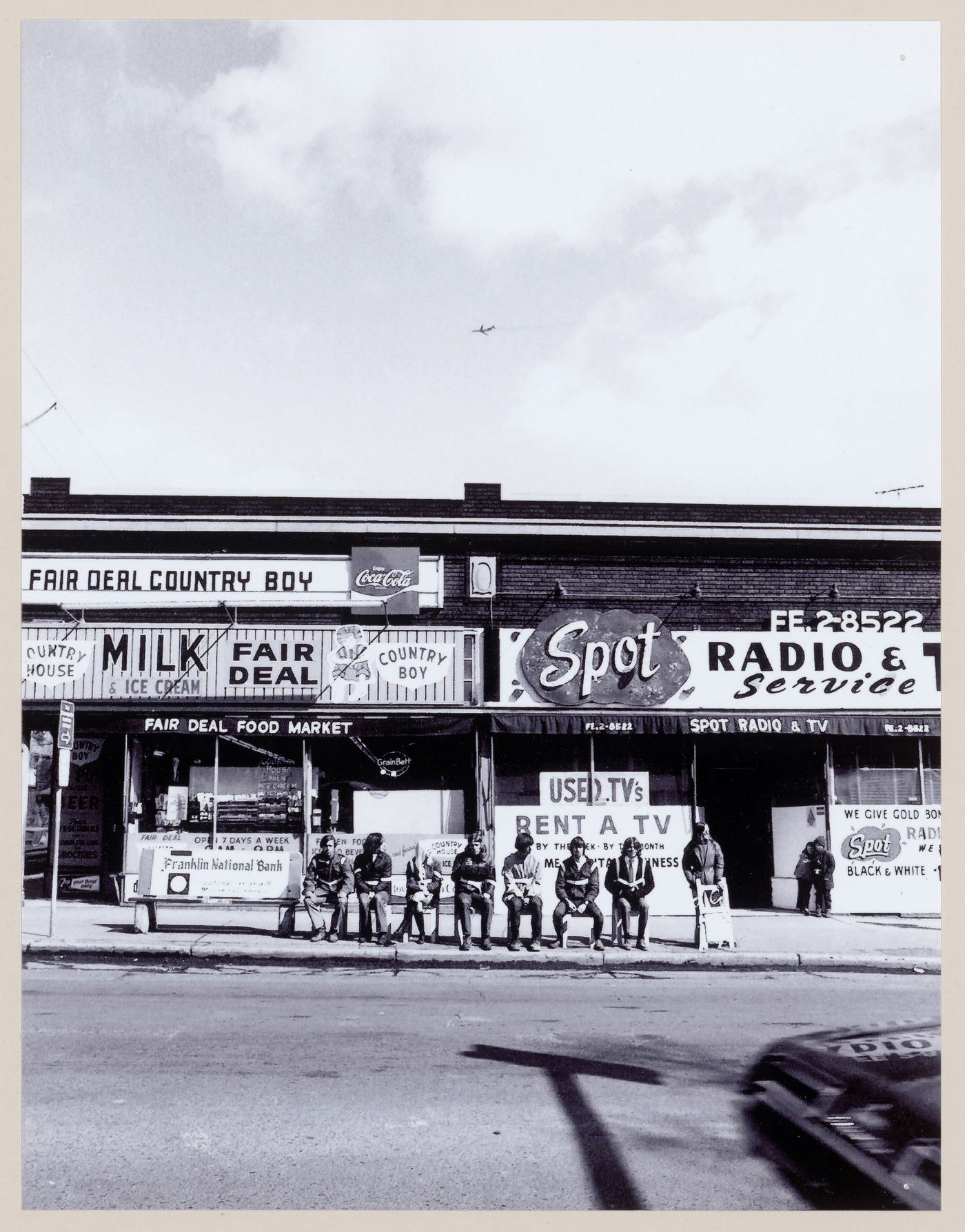 Photograph of students waiting for a bus for Vestirsi Di Siede