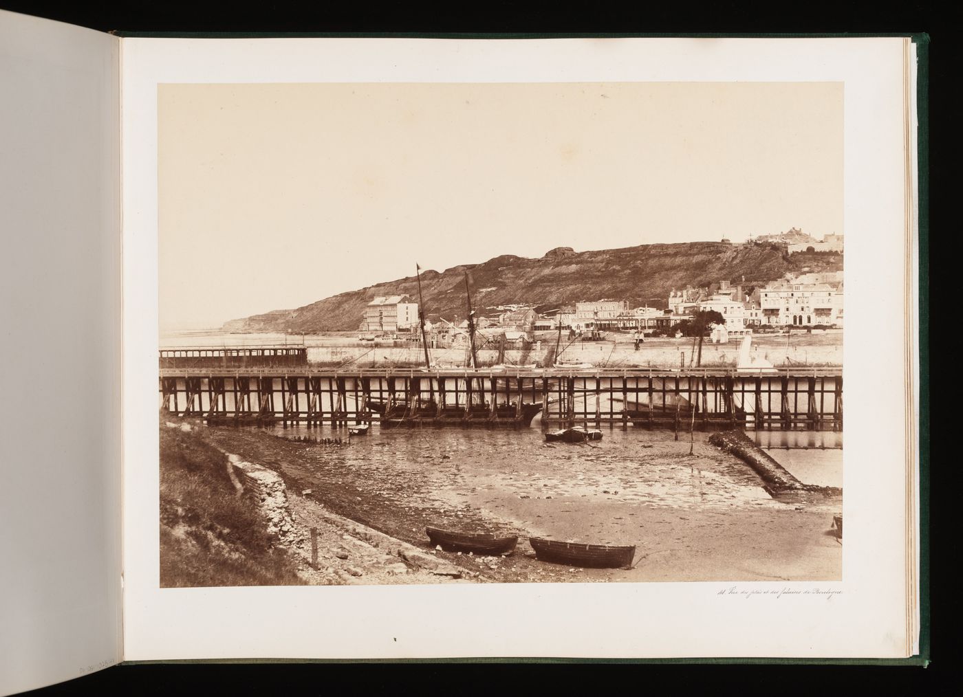 Vue des jetées et des falaises de Boulogne