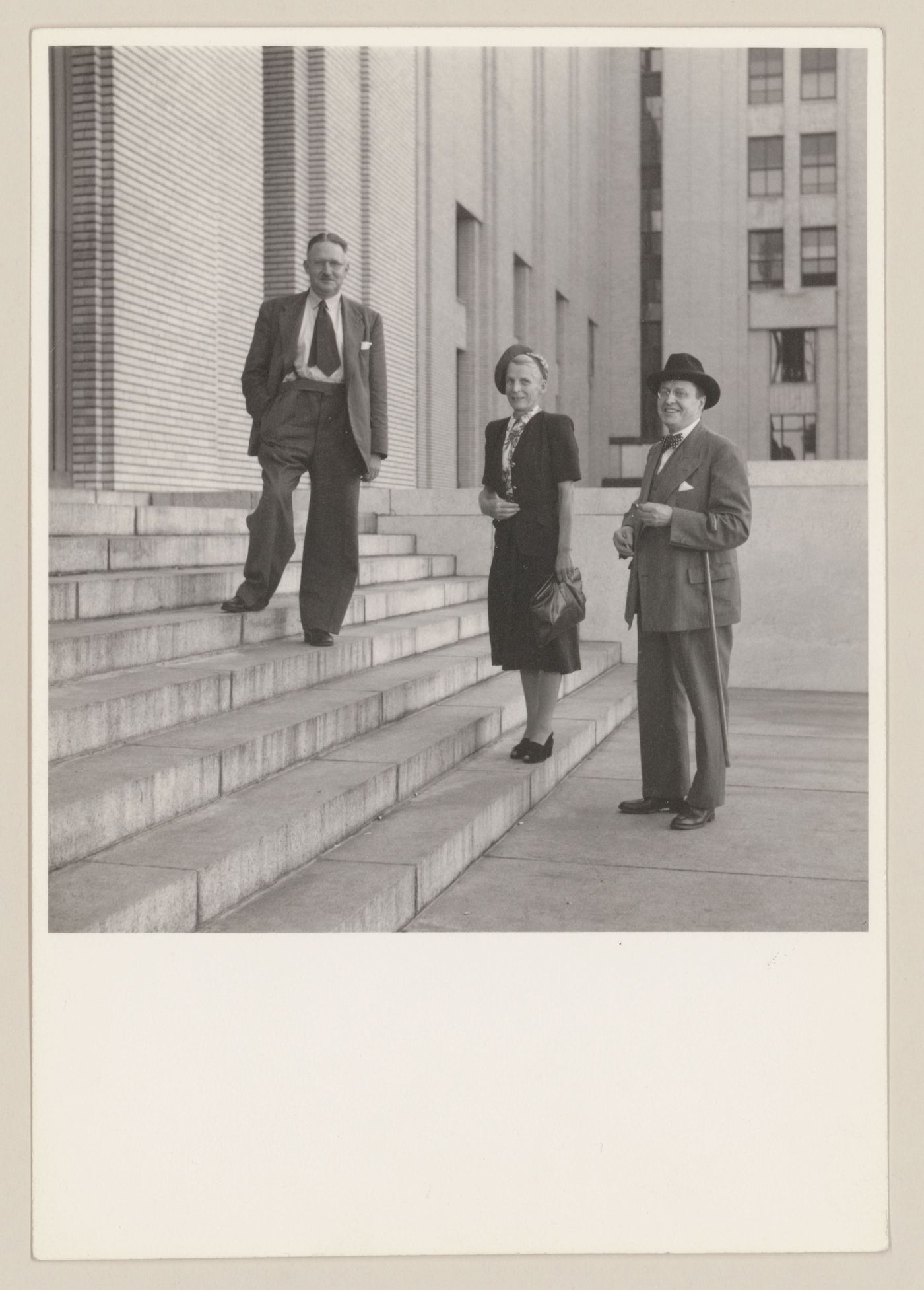 Portrait de trois personnes dont Ernest Cormier (à droite)