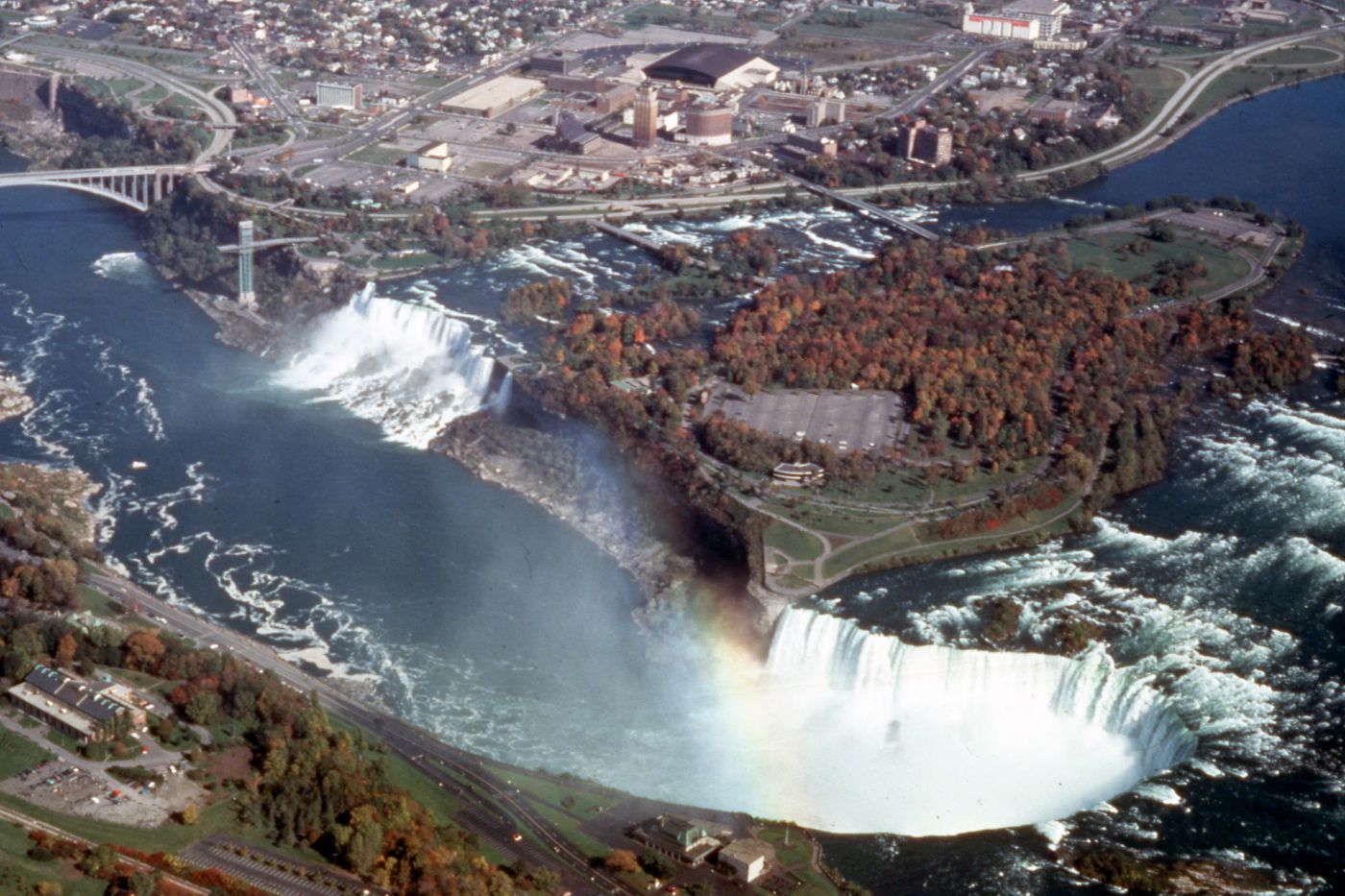 Aerial photograph of Niagara Falls for research for Olmsted: L'origine del parco urbano e del parco naturale contemporaneo