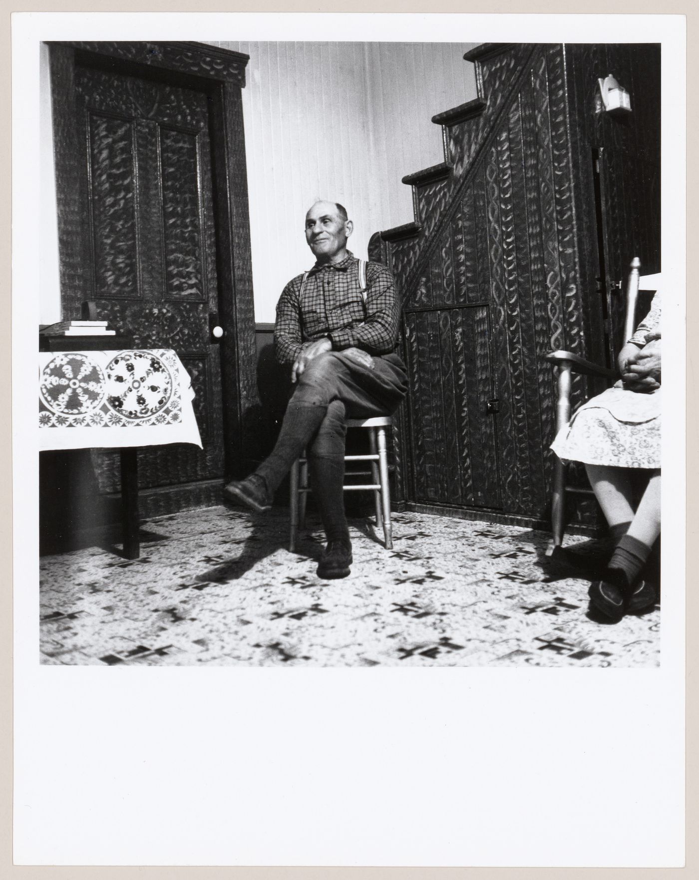 Portrait du pêcheur et chanteur folklorique Léon Collin, dans sa maison de Pointe-à-la-Frégate en Gaspésie, Québec