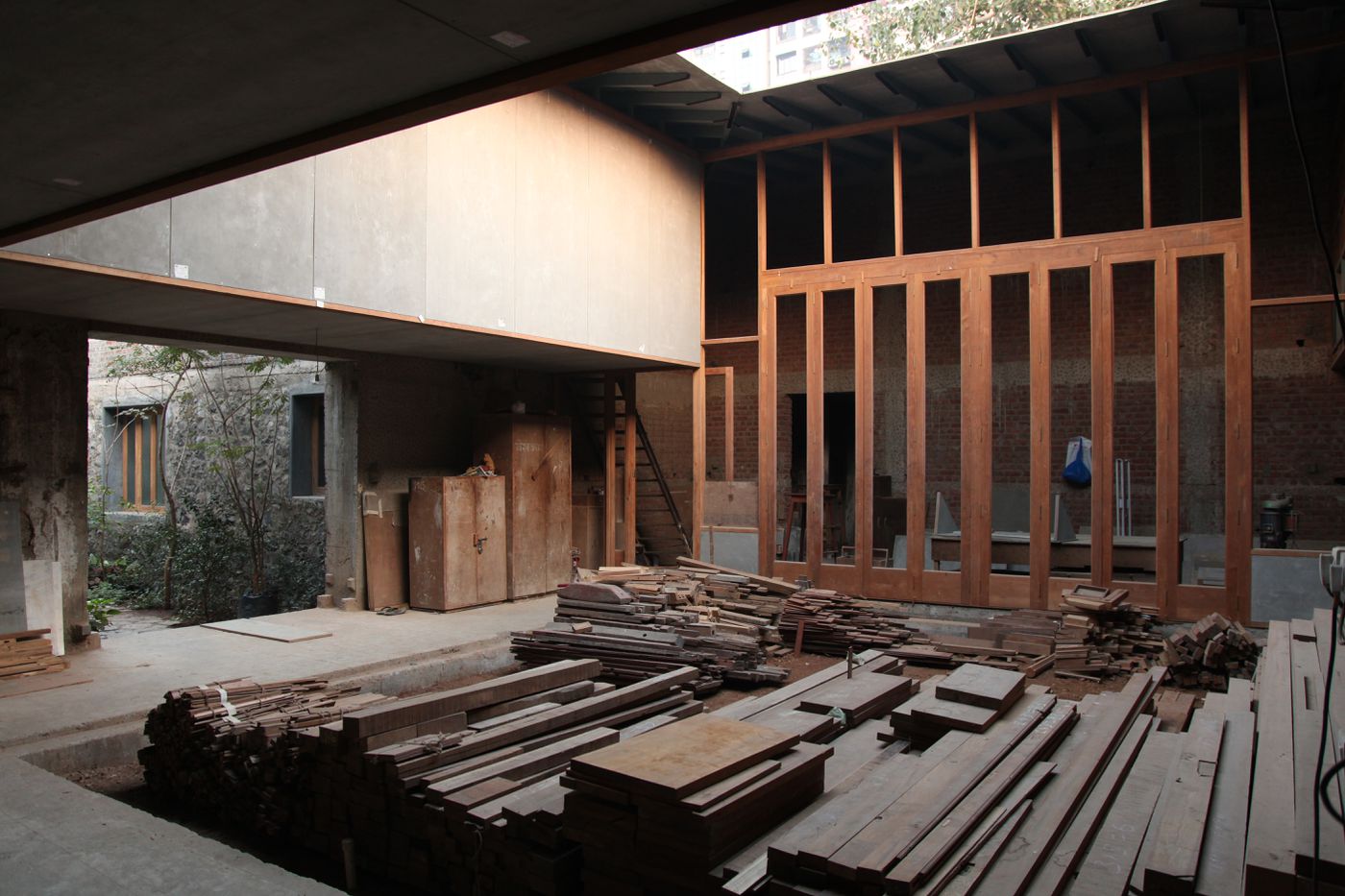 Saat Rasta : interior courtyard during construction