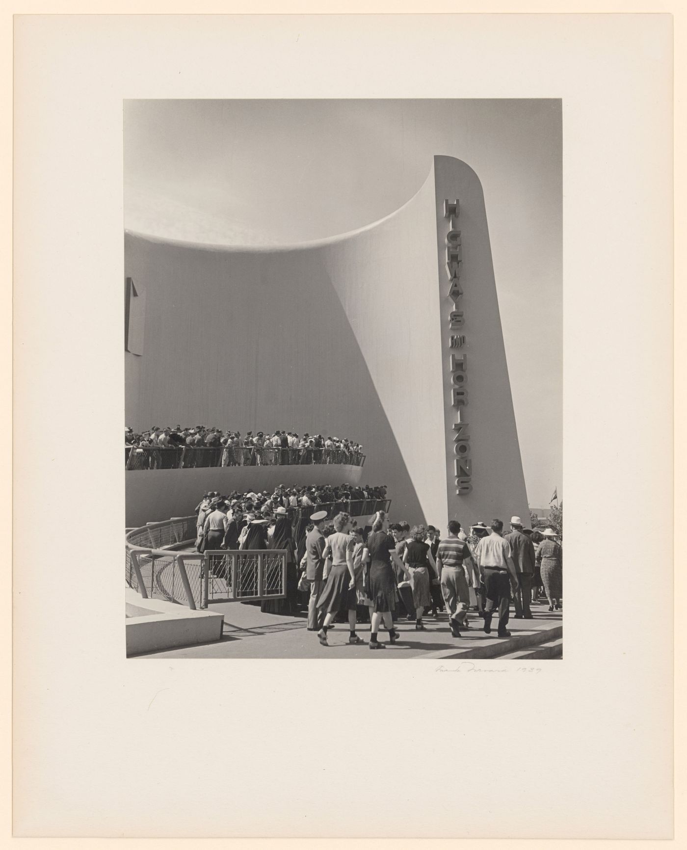 New York World's Fair (1939-1940): Crowds waiting in line at the General Motors "Highways and Horizons" complex for the Futurama ride