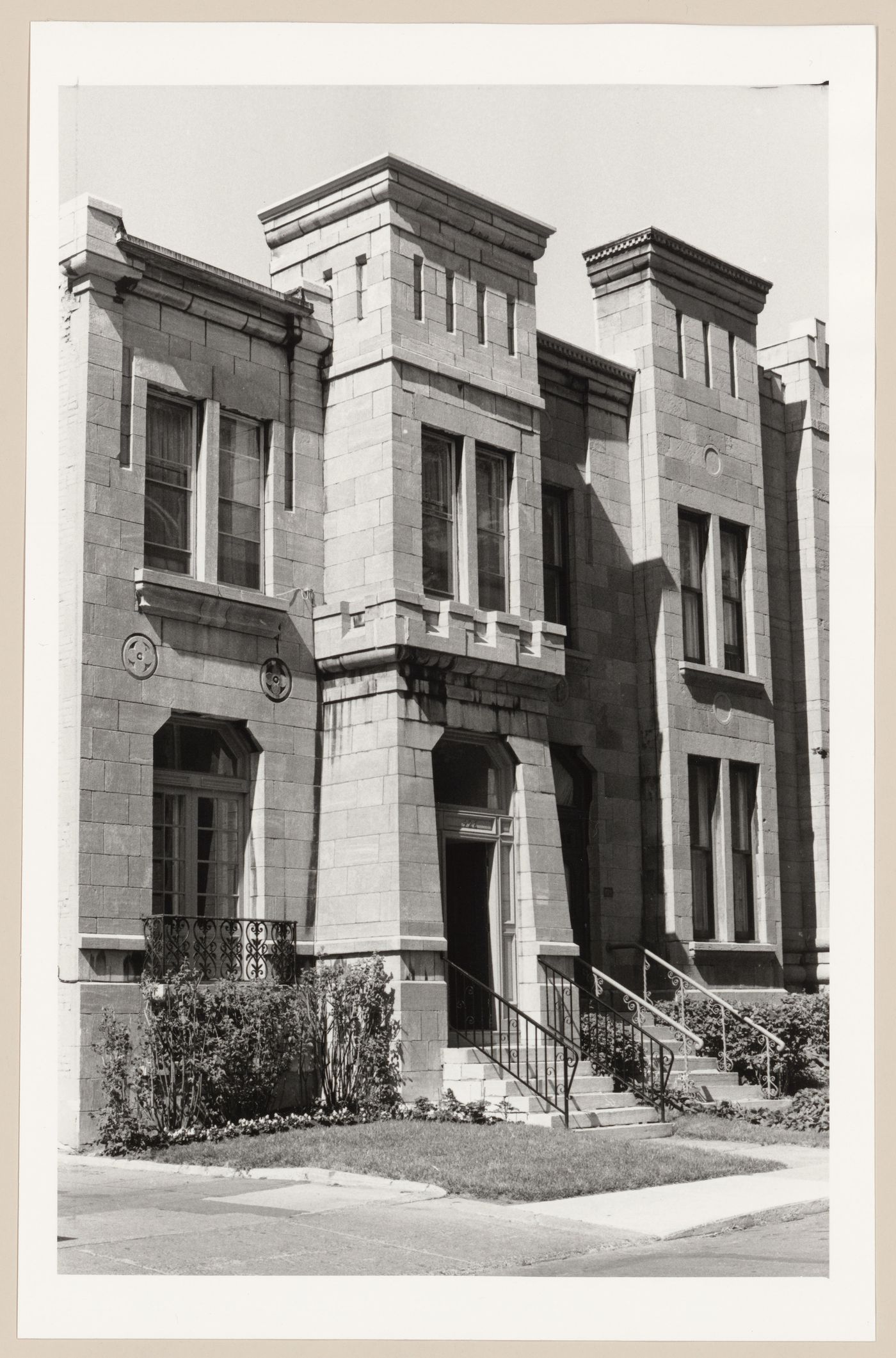View of the principal façade of row houses, 426-428 Elm Avenue, Westmount, Québec