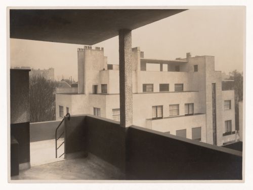 Exterior view of the Reifenberg hôtel particulier, seen from the Dreyfus hôtel terrace, on Mallet-Stevens road in the 16th arrondissement, Paris, France