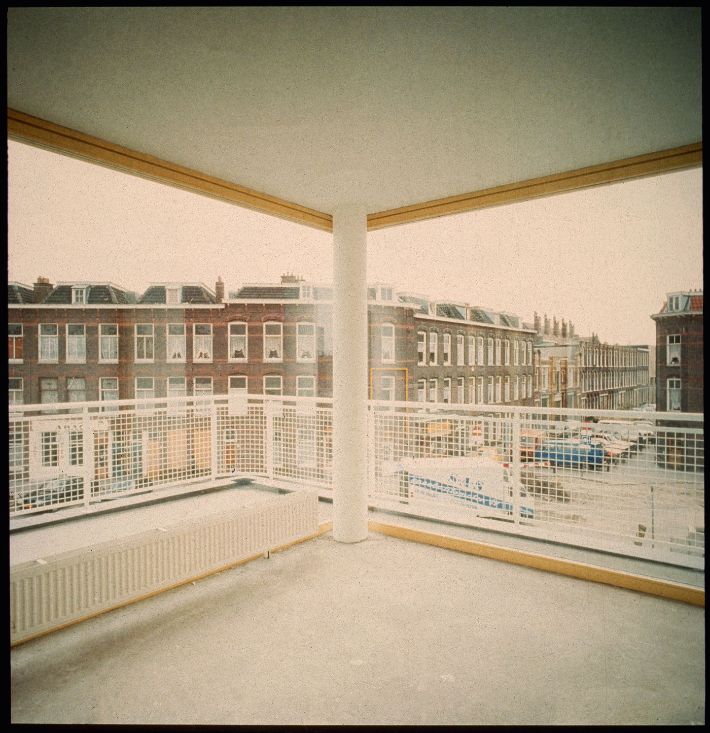View of exterior of Duas habitações e duas lojas, The Hague, the Netherlands