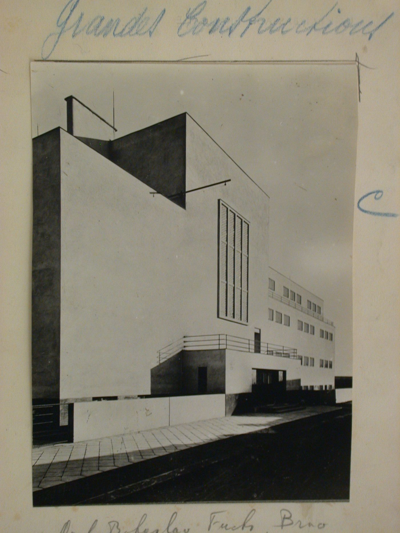 Immeuble commercial. Tchécoslovaquie. Bohuslav Fuchs, architecte à Brno