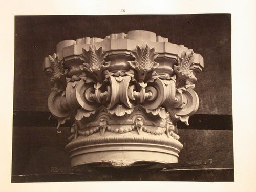 Chapiteau des colonnes supportant la 1re volée du grand escalier