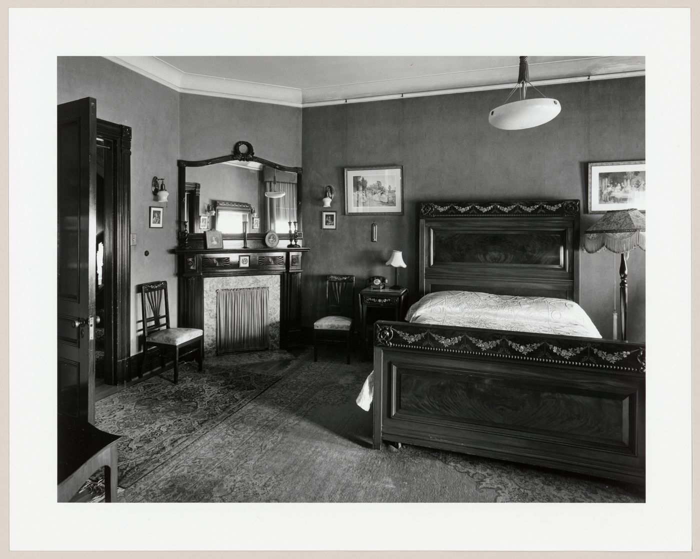 Interior view of the master bedroom of Slessor House, 1538 avenue Dr. Penfield, Montréal, Québec