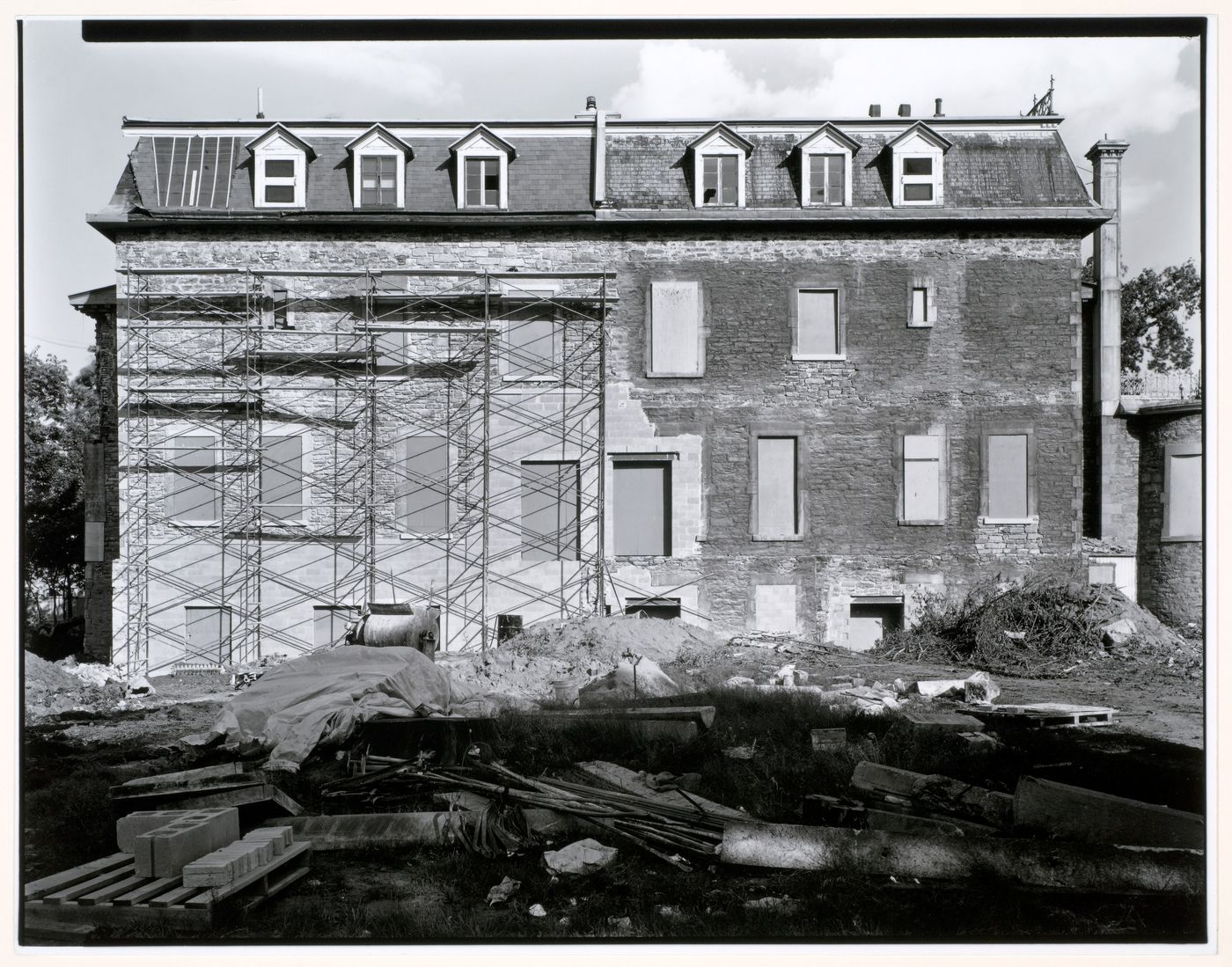 Exterior view of Shaughnessy House under renovation after the demolition of the additions, Montréal, Québec