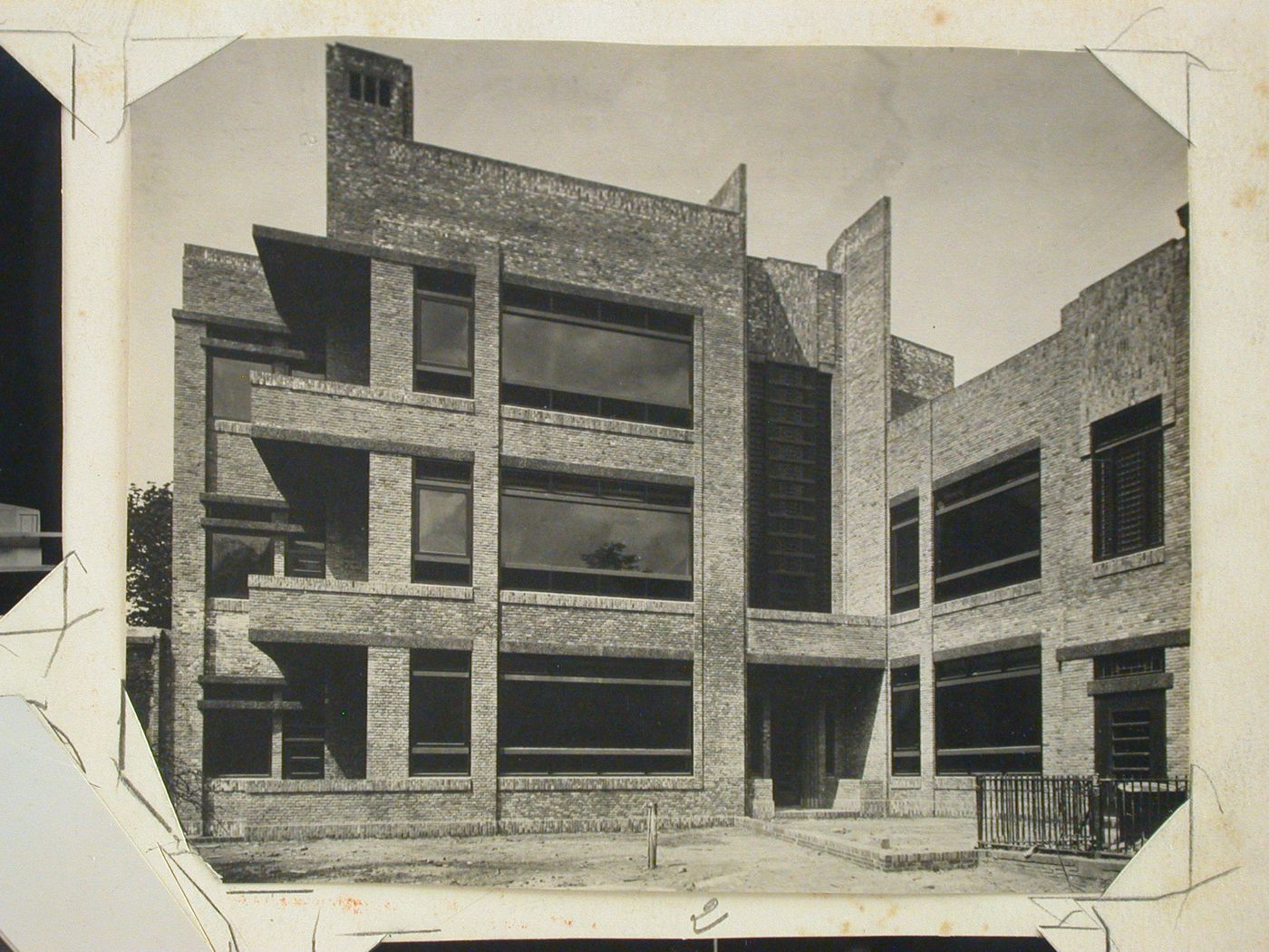 Stade. Gymnase de Haarlem. J.W.E. Buys, architecte