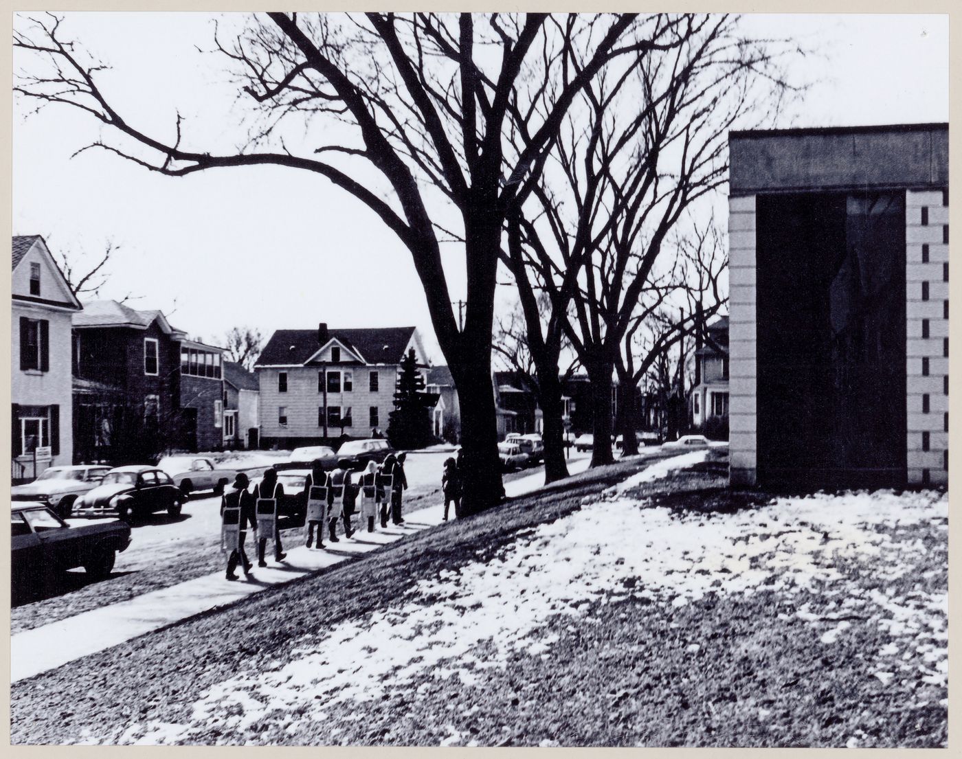 Photograph of students walking down the street for Vestirsi Di Siede