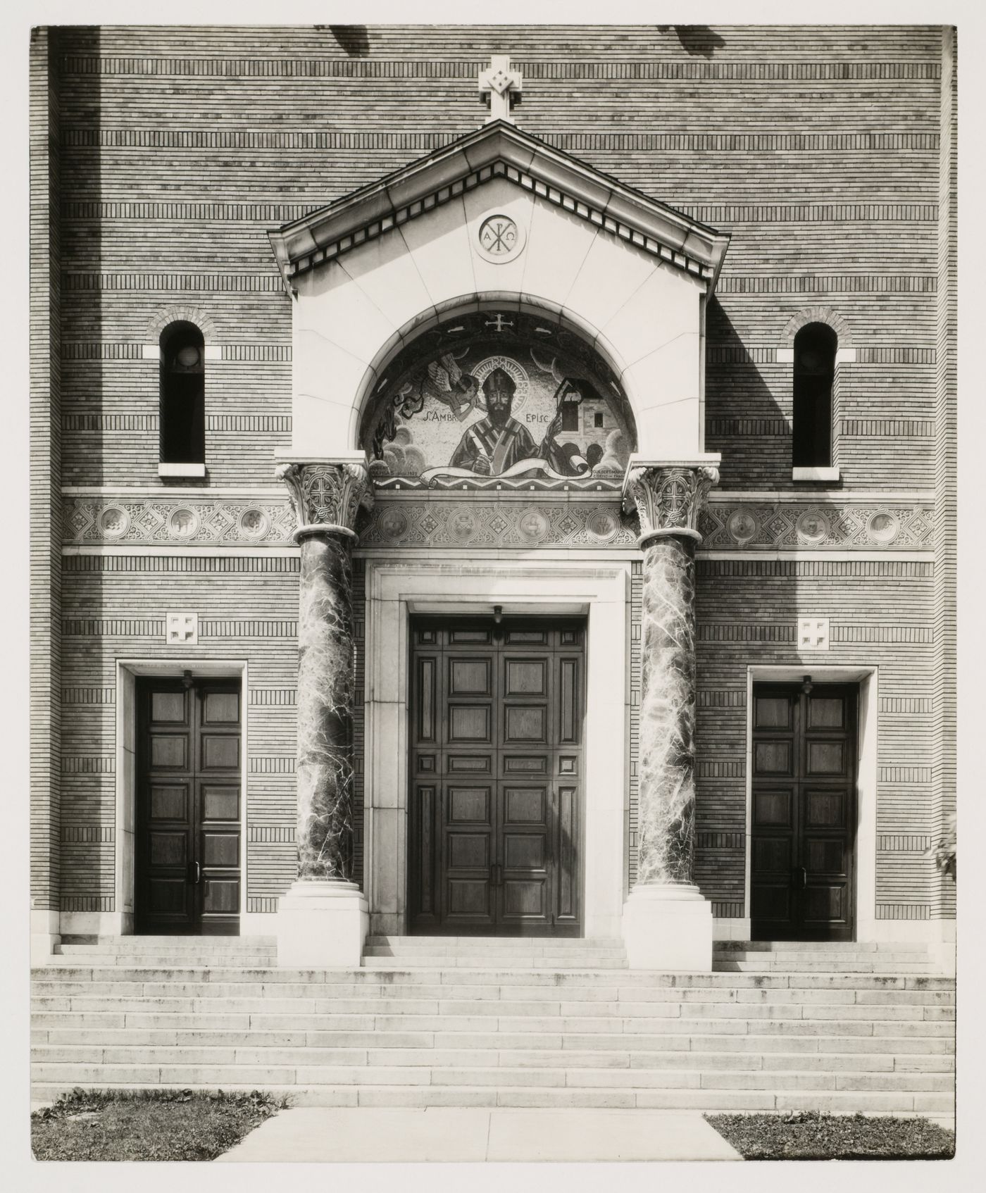 Vue du portail de l'église, Église Saint-Ambroise, Montréal, Canada