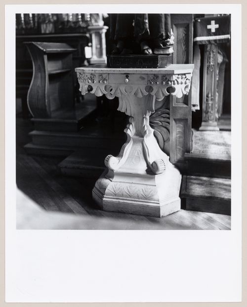Piédestal à l'intérieur d'une église, possiblement Saint-Jean-Port-Joli, Québec