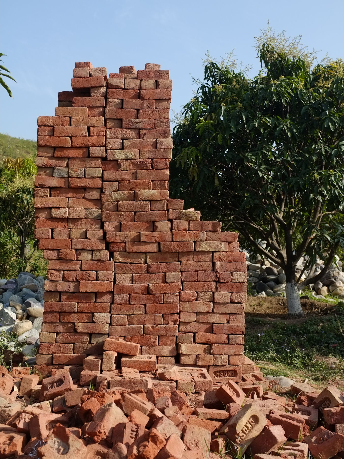 Weavers' Studio : bricks at building site