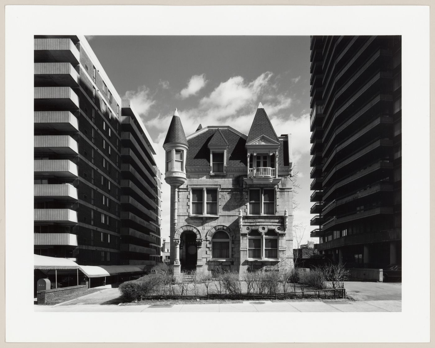 View of the principal façade of Slessor House, 1538 avenue Dr. Penfield, Montréal, Québec