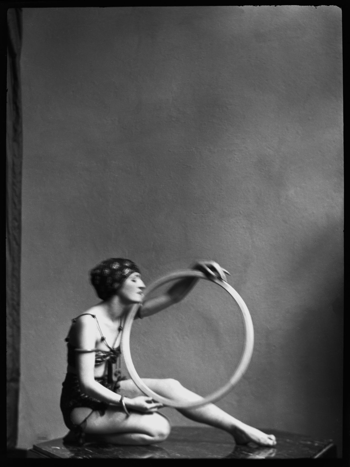 Portrait de Clorinthe Perron posant avec un cerceau