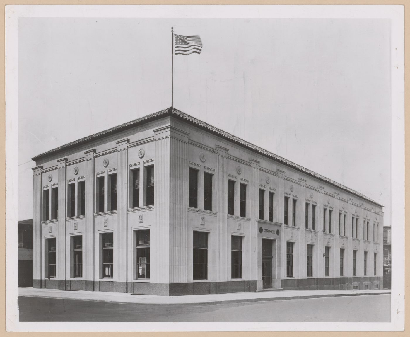 View of the principal and lateral façades of the Muskegon Chronicle Building, Muskegon, Michigan