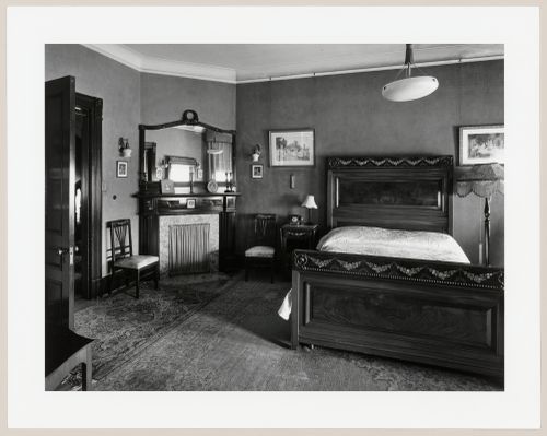 Interior view of the master bedroom of Slessor House, 1538 avenue Dr. Penfield, Montréal, Québec